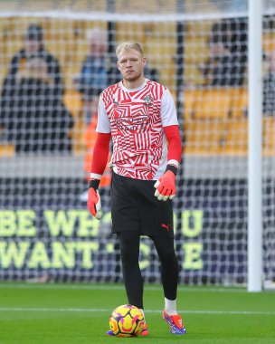 Southampton 'dan Aaron Ramsdale, 9 Kasım 2024' te Wolverhampton Wanderers ile Southampton arasında oynanan Premier League karşılaşması öncesinde ısınıyor.