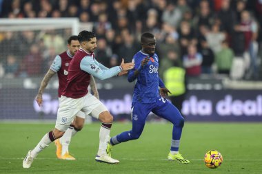 West Ham 'dan Carlos Soler ve Everton' dan Idrissa Gueye Premier League maçında West Ham United Everton 'a karşı Londra Stadyumu, İngiltere, 9 Kasım 2024