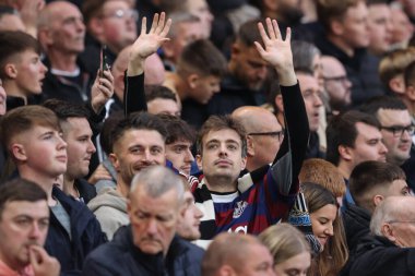 Nottingham Forest taraftarları Premier Lig maçında Nottingham Forest Newcastle United 'a karşı 10 Kasım 202' de City Ground, Nottingham, İngiltere 'de 1-2 önde gidiyorlar.