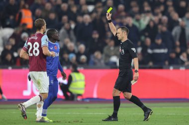 Hakem Stuart Attwell, 9 Kasım 2024 'te Londra Stadyumu' nda oynanan Premier League maçı sırasında Everton 'dan Idrissa Gueye' e sarı kart verdi.