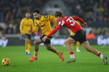 Wolverhampton Wanderers takımından Rayan At-Nouri, 9 Kasım 2024 tarihinde Molineux, Wolverhampton, Birleşik Krallık 'ta oynanan Premier League maçında Wolverhampton Wanderers ile Southampton maçında topu ileri atıyor.