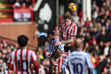 Sheffield United takımından Harry Souttar, 10 Kasım 2024 'te Sheffield United ve Sheffield Sheffield Çarşamba günü Bramall Lane, Sheffield, İngiltere' de oynanan Sky Bet Şampiyonası maçında yüksek topu kazandı.