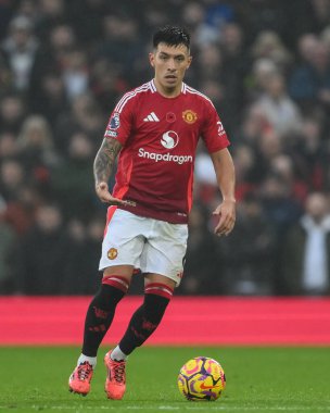Manchester United 'dan Lisandro Martnez, Manchester United ile Leicester City maçında 10 Kasım 2024 tarihinde Old Trafford, Manchester, İngiltere' de karşı karşıya geldi.