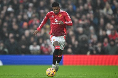 Manchester United takımından Marcus Rashford 10 Kasım 2024 'te Old Trafford, Manchester, İngiltere' de oynanan Premier League maçında topla ilerliyor.
