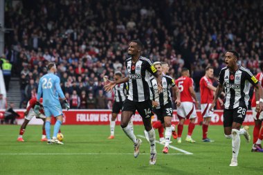 Newcastle 'dan Alexander Isak, İngiltere' nin Nottingham şehrinde oynanan Premier League maçında Nottingham Forest 4-Newcastle United maçında 1-1 kazanma hedefini kutluyor.