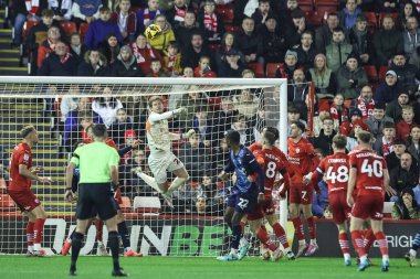 Barnsley takımından Ben Killip, 8 Kasım 2024 'te Oakwell, Barnsley, Barnsley United' a karşı oynanan Sky Bet 1 karşılaşmasında temiz yumruklar atıyor.