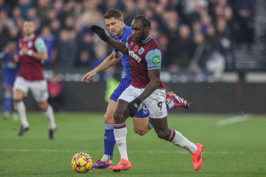 West Ham 'dan Michail Antonio, 9 Kasım 2024' te Londra 'daki Londra Stadyumu' nda oynanan Premier League maçında topu aldı.