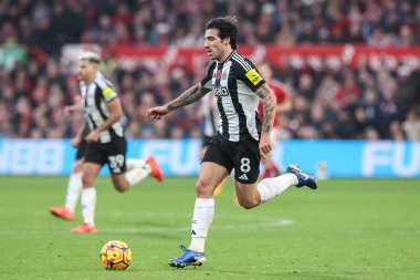 Newcastle 'dan Sandro Tonali 10 Kasım 2024' te Nottingham Forest, Newcastle United 'a karşı oynadığı Premier League maçında topu düşürüyor.