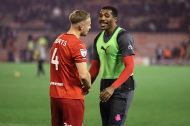 Barnsley 'den Marc Roberts ve Barnsley' den Donovan Pines, 8 Kasım 2024 'te Oakwell, Barnsley, İngiltere' de oynanan Sky Bet Lig 1 karşılaşmasında 2-0 'lık galibiyeti kutluyorlar.
