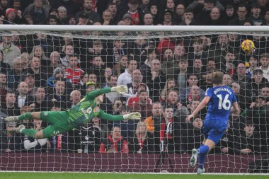 Leicester City 'den Mads Hermansen Manchester United ile Leicester City arasındaki Premier Lig maçında 10 Kasım 2024' te Old Trafford, Manchester, İngiltere 'de oynanan maçta 3-0 yenilen Manchester United' dan Alejandro Garnacho 'nun atışını izliyor.