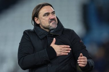 Leeds United takımının teknik direktörü Daniel Farke, 9 Kasım 2024 tarihinde Leeds Road, İngiltere 'de oynanan Sky Bet Şampiyonası maçında taraftarlarla 2-0' lık galibiyeti kutluyor.