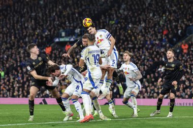 Leeds United takımından Pascal Struijk, 9 Kasım 2024 'te Leeds Road, Leeds, İngiltere' de oynanan Leeds United-Queens Park Rangers maçında defans sahasından topu alıyor.