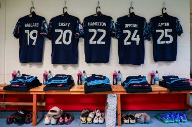 Blackpool tişörtleri, 9 Kasım 2024 'te Londra' daki Gaughan Group Stadyumu 'nda oynanan Sky Bet 1 karşılaşmasından önce soyunma odasında sergilenmektedir.