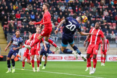 Blackpool 'dan Oliver Casey, 9 Kasım 2024' te Gaughan Group Stadyumu 'nda oynanan 1. Gökyüzü İddia Ligi karşılaşmasında topa liderlik ediyor.