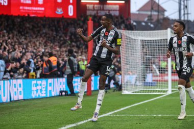 Newcastle 'dan Alexander Isak, İngiltere' nin Nottingham şehrinde oynanan Premier League maçı Nottingham Forest 'a karşı Newcastle United maçında 1-1 kazanma hedefini kutluyor.