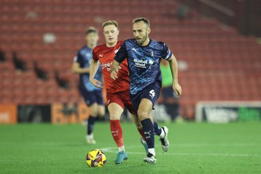 Rotherham United takımından Liam Kelly, 8 Kasım 2024 'te Oakwell, Barnsley, Barnsley United' a karşı oynanan Sky Bet 1 karşılaşmasında topu aldı.