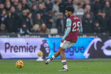 West Ham 'dan Jean-Clair Todibo, Premier League maçı sırasında topu Londra' daki Everton 'a karşı 9 Kasım 2024' te Londra Stadyumu 'nda atıyor.
