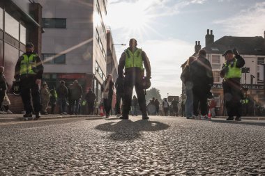 10 Kasım 2024, Bramall Lane, Sheffield, İngiltere 'de Çarşamba günü Sheffield United' a karşı oynanan Gökyüzü İddia Şampiyonası maçında Bramall Lane 'de yoğun bir polis var.