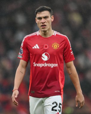 Manchester United ile Leicester City arasındaki Premier League maçı sırasında Manchester United 'dan Manuel Ugarte, Old Trafford, Manchester, İngiltere, 10 Kasım 2024