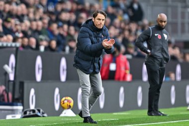 Burnley 'nin Scott Parker teknik direktörü Burnley' nin 10 Kasım 2024 'te Burnley' e karşı oynadığı Turf Moor, Burnley, İngiltere 'deki Sky Bet Şampiyonası maçında cesaretlendiriyor.