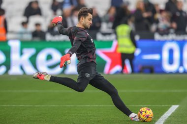 West Ham 'dan ukasz Fabiaski Premier League maçı sırasında 9 Kasım 2024' te Londra Stadyumu 'nda oynanan West Ham United-Everton maçında ısınma turunda
