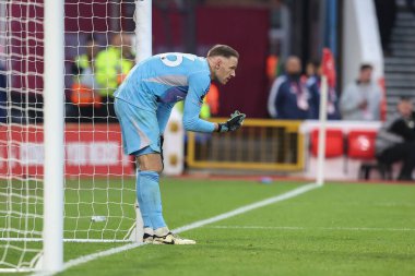 Nottingham Ormanı 'ndan Matz Sels takımına Premier Lig maçında Nottingham Forest Newcastle United' a karşı 10 Kasım 2024 'te City Ground, Nottingham, İngiltere' de serbest atış talimi için hazırlık yapıyor.
