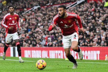 Manchester United takımından Noussair Mazraoui, Manchester United ile Leicester City maçında 10 Kasım 2024 'te Old Trafford, İngiltere' de top ile ilerliyor.