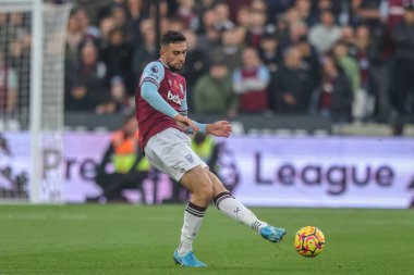 West Ham 'dan Max Kilman, Premier League maçı sırasında pas veriyor. West Ham United, Everton' a karşı, Londra Stadyumu, 9 Kasım 2024