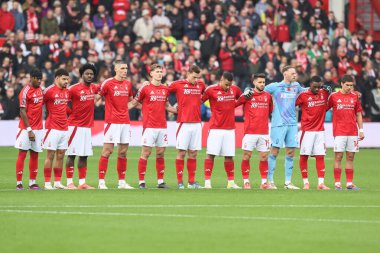 Nottingham Forest oyuncuları Premier Lig maçı sırasında Nottingham Forest Newcastle United 'a karşı 10 Kasım 2024' te Nottingham, İngiltere 'de bir dakikalık saygı duruşunda bulundular.