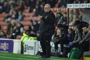 Rotherham United 'ın teknik direktörü Steve Evans, 8 Kasım 2024' te Oakwell, Barnsley, Barnsley United 'a karşı oynanan Sky Bet 1 karşılaşmasında teknik alanda tepki gösterdi.