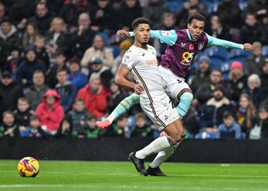 Burnley 'den Lucas Pires 10 Kasım 2024' te Burnley, Burnley City 'ye karşı oynadığı Gökyüzü İddia Şampiyonası maçında topu geçiyor.