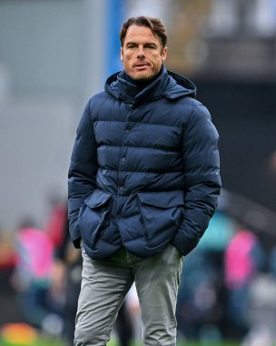 Burnley 'nin Scott Parker teknik direktörü 10 Kasım 2024' te Burnley, Burnley City 'ye karşı oynadığı Sky Bet Şampiyonası öncesi ısınma maçını izliyor.