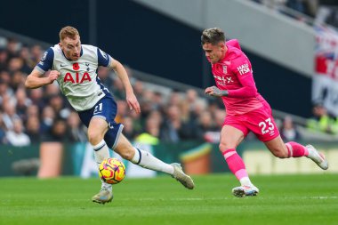 Tottenham Hotspur 'dan Dejan Kulusevski, Ipswich Town' dan Sam Szmodics 'in 10 Kasım 2024' te Tottenham Hotspur, Londra 'daki Ipswich Town' a karşı oynadığı Premier League maçında baskı altında.