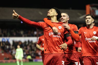 Barnsley 'den Jon Russell, 8 Kasım 2024' te Oakwell, Barnsley, İngiltere 'de oynanan Sky Bet Lig 1 maçında 1-0' lık galibiyetini kutluyor.