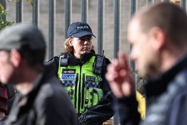 10 Kasım 2024, Bramall Lane, Sheffield, İngiltere 'de Çarşamba günü Sheffield United' a karşı oynanan Gökyüzü İddia Şampiyonası maçında Bramall Lane 'de yoğun bir polis var.