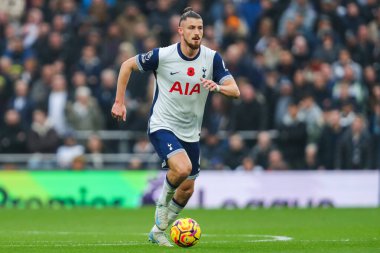 Tottenham Hotspur 'dan Radu Drguin, Premier League maçında Tottenham Hotspur' a karşı Ipswich Town Tottenham Hotspur Stadyumu, Londra, Birleşik Krallık, 10 Kasım 2024 'te top koştu.
