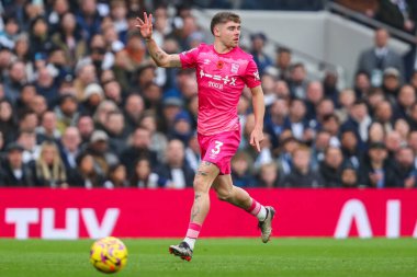 Ipswich Town 'dan Leif Davis, Premier League maçında Tottenham Hotspur' a karşı Ipswich Town Tottenham Hotspur Stadyumu, Londra, İngiltere, 10 Kasım 2024