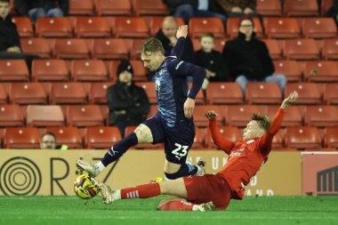 Rotherham United takımından Jack Holmes, Barnsley 'li Georgie Gent tarafından 8 Kasım 2024' te Oakwell, Barnsley, İngiltere 'deki Barnsley-Rotherham United maçında yenildi.