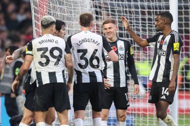 Newcastle 'dan Harvey Barnes, İngiltere' nin Nottingham şehrinde oynanan Premier League maçında Nottingham Forest 'a karşı Newcastle United maçında 1-3 kazanma hedefini kutluyor.