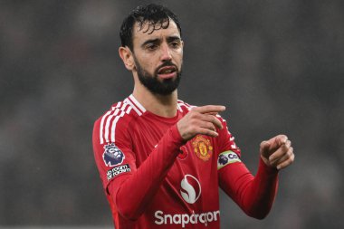 Manchester United takımının Bruno Fernandes, Manchester United ile Leicester City maçında 10 Kasım 2024 'te Old Trafford, Manchester' da takım arkadaşlarına talimatlar veriyor.