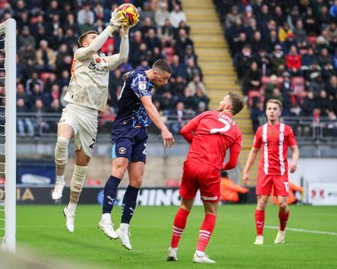 Leyton Orient takımından Josh Keeley, 9 Kasım 2024 'te Londra' daki Gaughan Group Stadyumu 'nda oynanan 1.
