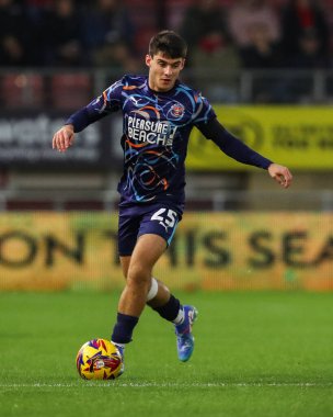 Blackpool 'dan Rob Apter, 9 Kasım 2024' te İngiltere 'nin Gaughan Group Stadyumu' nda oynanan 1.