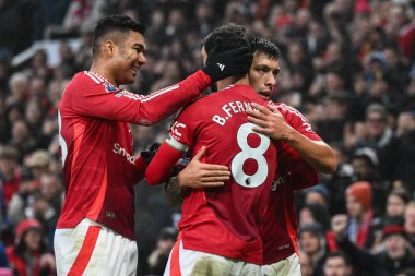 Manchester United takımından Bruno Fernandes, Manchester United ile Leicester City maçında 10 Kasım 2024 'te oynanan Premier League maçında 1-0' lık galibiyet golünü kutluyor.