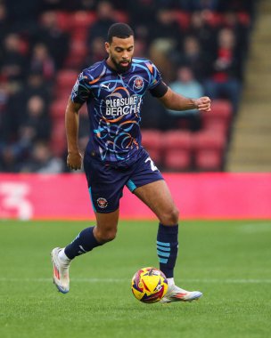 Blackpool takımından CJ Hamilton, 9 Kasım 2024 'te Londra' daki Gaughan Group Stadyumu 'nda oynanan 1.