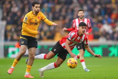 Southampton 'dan Mateus Fernandes, Wolverhampton Wanderers' ın 9 Kasım 2024 'te Molineux, Wolverhampton, Birleşik Krallık' ta Southampton 'a karşı oynadığı Premier Lig maçında Wolverhampton Wanderers' dan Rayan At-Nouri 'nin baskısıyla pas attı.