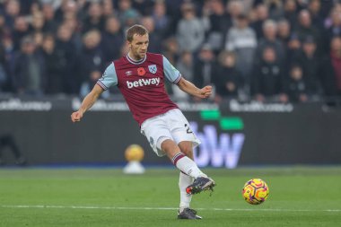 West Ham 'dan Tom Souek, Premier League maçında pas veriyor. West Ham United, Everton' a karşı, Londra Stadyumu, 9 Kasım 2024