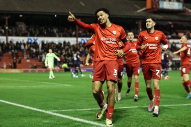 Barnsley 'den Jon Russell, 8 Kasım 2024' te Oakwell, Barnsley, İngiltere 'de oynanan Sky Bet Lig 1 maçında 1-0' lık galibiyetini kutluyor.