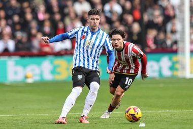 Sheffield Wednesday takımından Josh Windass, Sheffield United 'ın Sheffield' a karşı oynadığı 10 Kasım 2024 'teki maçta pas veriyor.