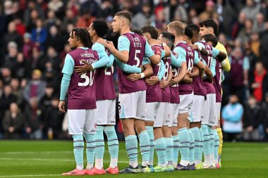 Burnley oyuncuları 10 Kasım 2024 'te Burnley ile Burnley arasında oynanan Gökyüzü İddia Şampiyonası karşılaşması öncesinde Anma Günü öncesinde bir dakika ara verdiler.