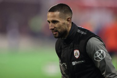 Barnsley 'li Conor Hourihane, Sky Bet Ligi 1 maçında Barnsley ile Rotherham United arasında 8 Kasım 2024' te Oakwell, Barnsley, İngiltere 'de oynanan karşılaşma.